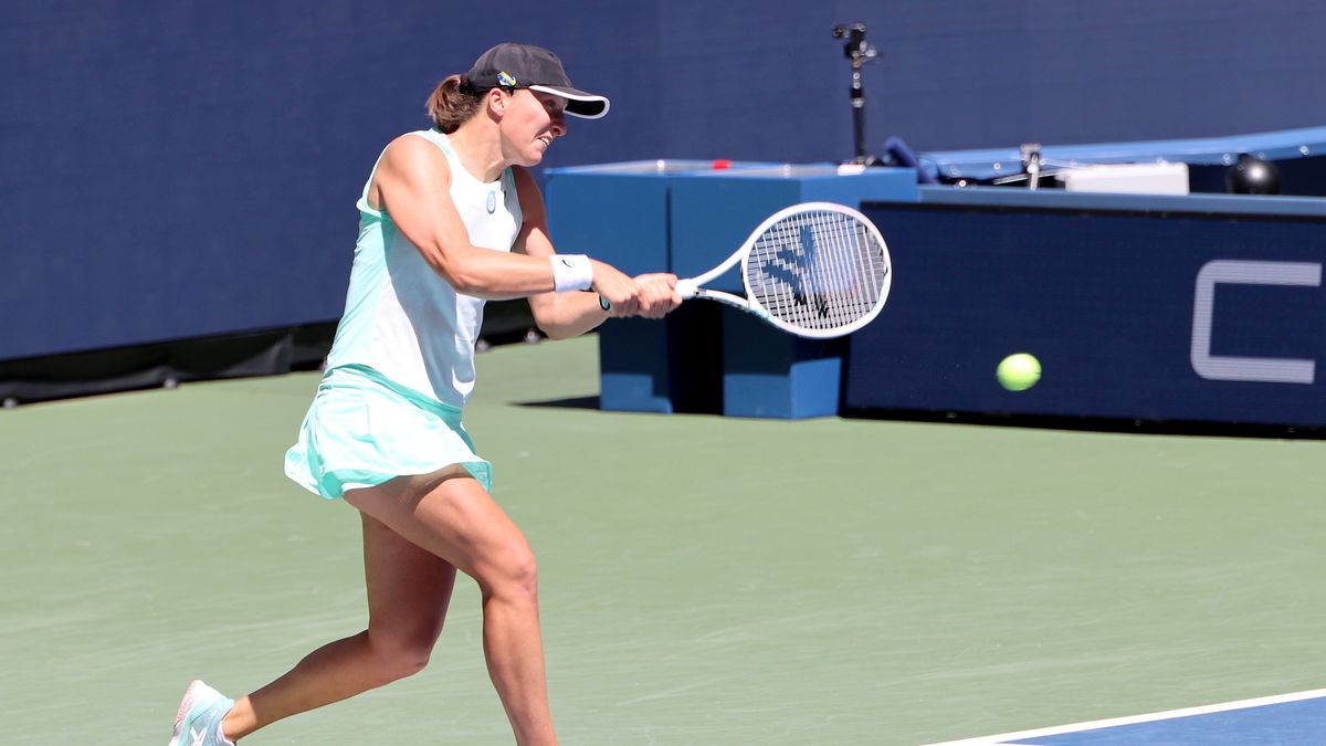 Nowy Jork, USA, 01.09.2022. Iga Świątek podczas meczu 2. rundy wielkoszlemowego turnieju tenisowego US Open z Amerykanką Sloane Stephens, 1 bm. w Nowym Jorku. Polka wygrała 6:3, 6:2 i awansowała do 3. rundy. (gj) PAP/Marcin Cholewiński