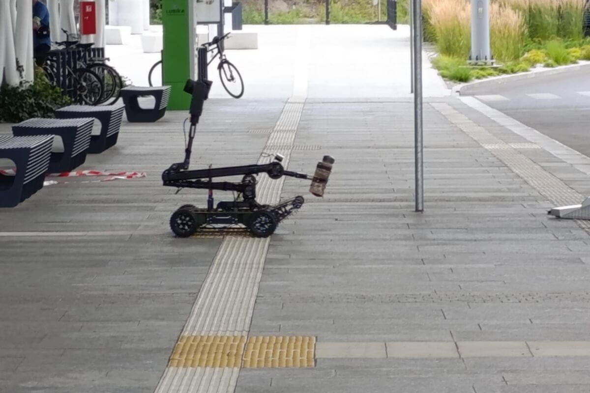 Robot interwencyjno-inspekcyjny z podejrzanym ładunkiem