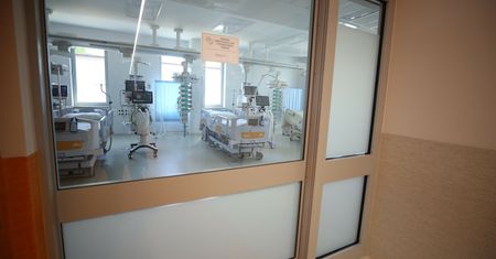 Skatowany ośmiolatek. "Zakażenie się rozwinęło"