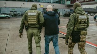 Pijany Czech palił papierosa w samolocie. Po wylądowaniu zajął się nim Zespół Interwencji Specjalnych Straży Granicznej