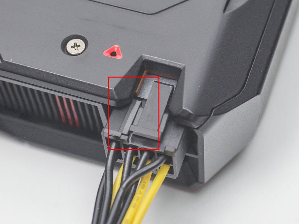 Problem z kablem 6+2 pin w przypadku karty graficznej AMD Radeon RX 7600.