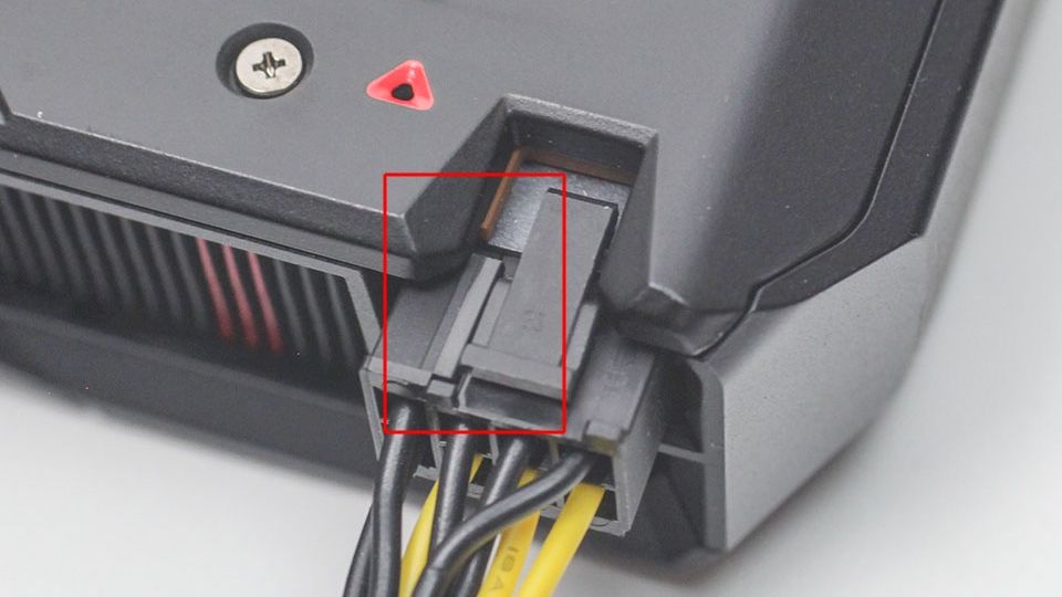 Problem z kablem 6+2 pin w przypadku karty graficznej AMD Radeon RX 7600.