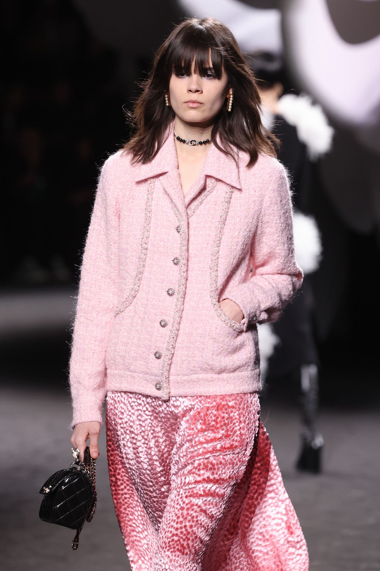 Stylizacja w kolorze "marshmallow pink" na pokazie Chanel 