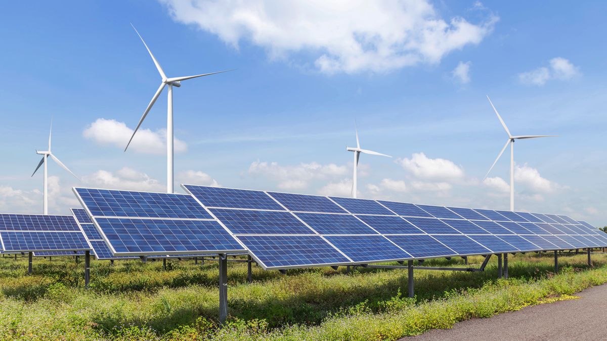 Rząd rozkręca wiatraki i dobija wielkoskalową fotowoltaikę - zauważa wnp.pl 