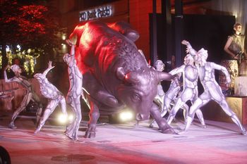 Katowice: Byk z brązu Rafała Olbińskiego stanął w centrum miasta