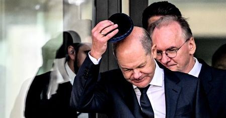 Scholz w jarmułce. Przypomina przysięgę