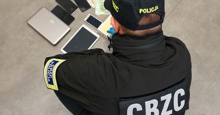 Publikowali fałszywe ogłoszenia o sprzedaży samochodów. Policja rozbiła gang