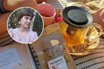 Z dziećmi zajada się dziką różą. Autorka książki o ziołach mówi, jak budować odporność