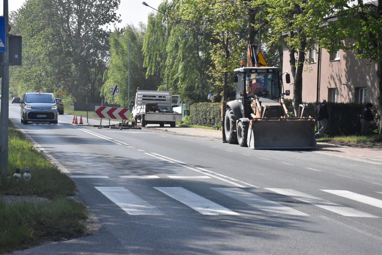 Budowa progów zwalniających w Strzeżenicach