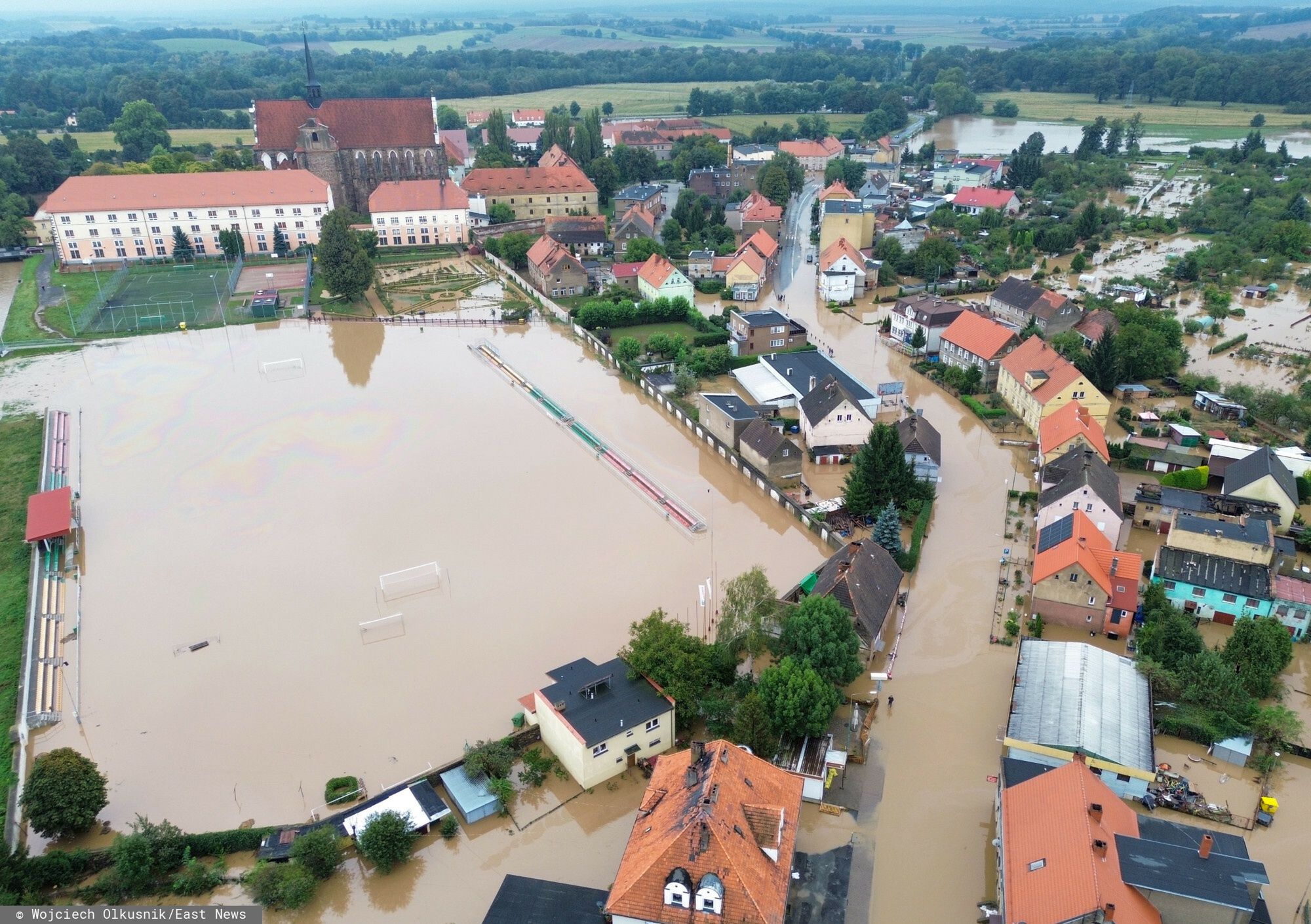 Powódź na południu Polski. Kamieniec Ząbkowicki z lotu ptaka
