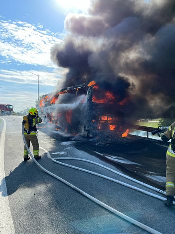 Autokar spłonął na wiadukcie nad A2. Pasażerowie zdążyli uciec