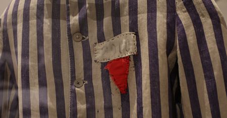 Moda czerpie z historii – w tym wypadku tej złej. Dlaczego dajemy się wciągnąć w tę grę? [Opinia]