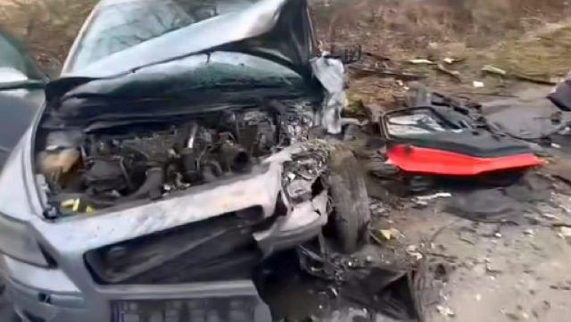 Na łuku drogi zjechał na przeciwległy pas jezdni. Czołowe zderzenie audi z volvo zakończyło się tragicznie (zdjęcia)