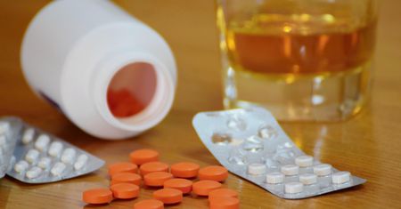 Nigdy nie łącz tych leków z alkoholem. Chodzi nie tylko o środki na receptę
