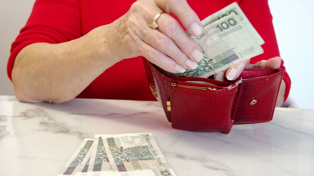 Stock Marek Bazak
Fot. Zofia i Marek Bazak/East News,
N/z liczenie domowego budzetu - problemy finansowe w roku 2023.
ZOFIA BAZAK