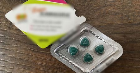 Nielegalny handel lekami. W mieszkaniu znaleźli tysiąc tabletek na potencję