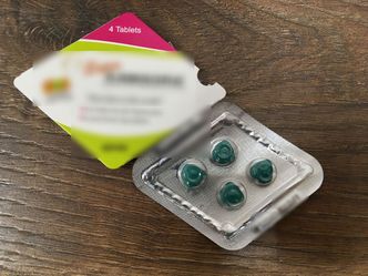 Nielegalny handel lekami. W mieszkaniu znaleźli tysiąc tabletek na potencję