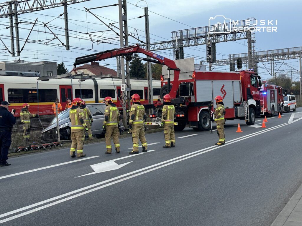 Warszawa: Bus wjechał w torowisko PKP w Ursusie