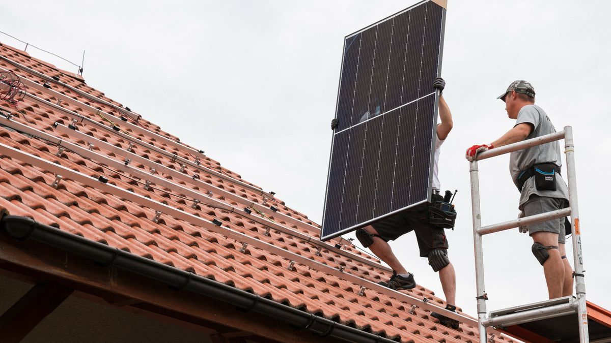 Monta? paneli fotowoltaicznych na dachu
28.06.2021 Tymowa , montaz instalacji fotowoltaicznej na dachu budynku jednorodzinnego n/z montaz paneli na dachu fot. P.Dziurman/REPORTER
DZIUREK1@WP.PL