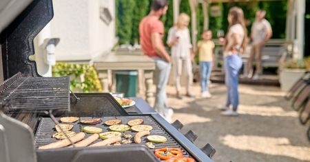 Grill gazowy – smaczne jedzenie bez dymu i popiołu