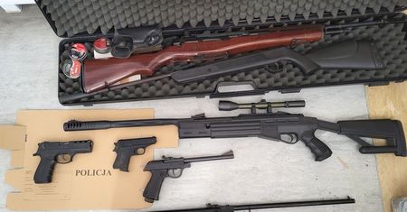 Radziejów: 48-latek postrzelił znajomego z wiatrówki. W mieszkaniu miał arsenał broni i narkotyki