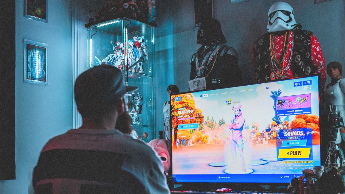 Mężczyzna grający na konsoli