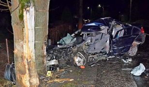 BMW roztrzaskało się na drzewie. Nie żyje 28-latek