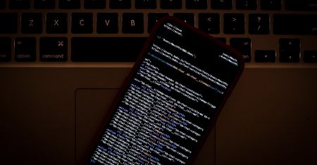 Wynagrodzenia w IT nadal rosną. Jednak nie tak szybko, jak rok temu. Raport No Fluff Jobs