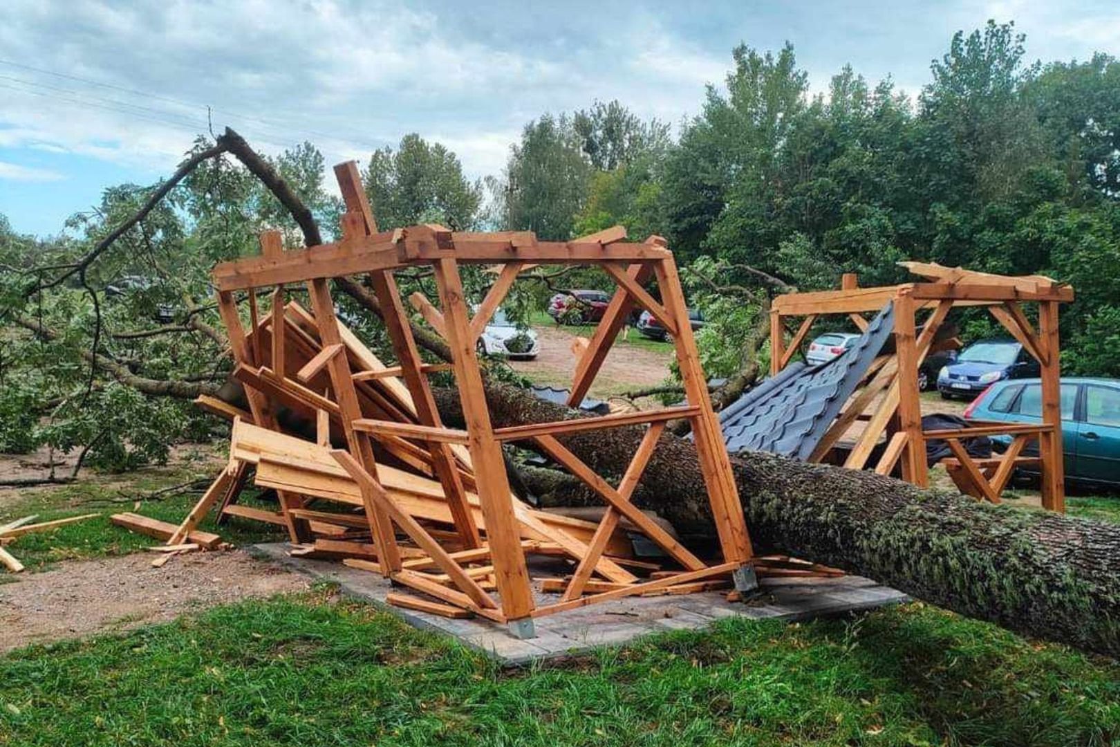 Wiata złożyła się jak domek z kart. Kobieta poważnie ranna