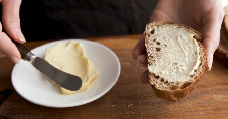 Jesz chleb codziennie? Naukowcy sprawdzili, co dzieje się z metabolizmem