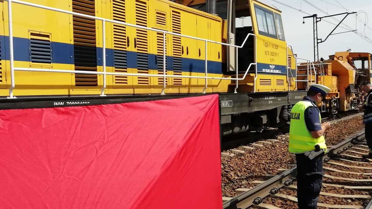 Auto utknęło na przejeździe kolejowym