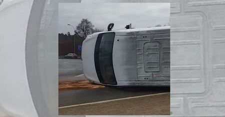 22-letni kierowca przejechał na czerwonym świetle i zderzył się z samochodem dostawczym