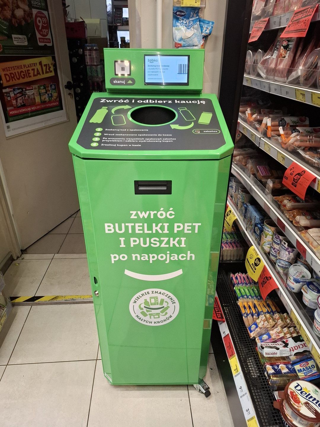 Zobacz, jak wygląda automat do zwrotu butelek znajdujący się w sklepach sieci Żabka.