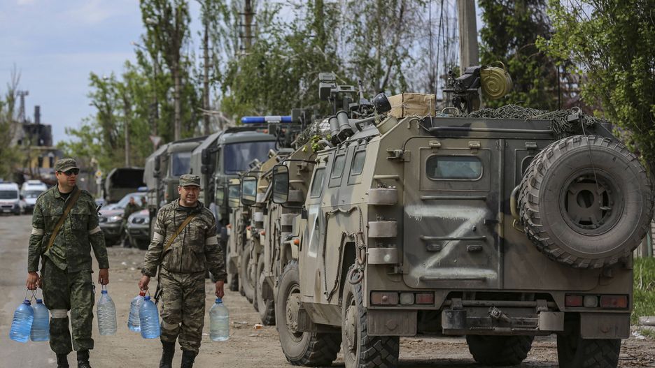Ukrainian servicemen evacuated from Azovstal steel plantepa09953903 Self-proclaimed Donetsk People's Republic (DPR) militia carry water bottles as the evacuation of Ukrainian servicemen is being prepared from the besieged Azovstal steel plant in Mariupol, Ukraine, 17 May 2022. A total of 265 Ukrainian militants, including 51 seriously wounded, have laid down arms and surrendered to Russian forces, the Russian Ministry of Defence said on 17 May 2022. Those in need of medical assistance were sent for treatment to a hospital in Novoazovsk, the ministry states further. Russian President Putin on 21 April 2022 ordered his Defence Minister to not storm but to blockade the plant where a number of Ukrainian fighters were holding out. On 24 February, Russian troops invaded Ukrainian territory starting a conflict that has provoked destruction and a humanitarian crisis. According to the UNHCR, more than six million refugees have fled Ukraine, and a further 7.7 million people have been displaced internally within Ukraine since.  EPA/ALESSANDRO GUERRA Dostawca: PAP/EPA.ALESSANDRO GUERRA