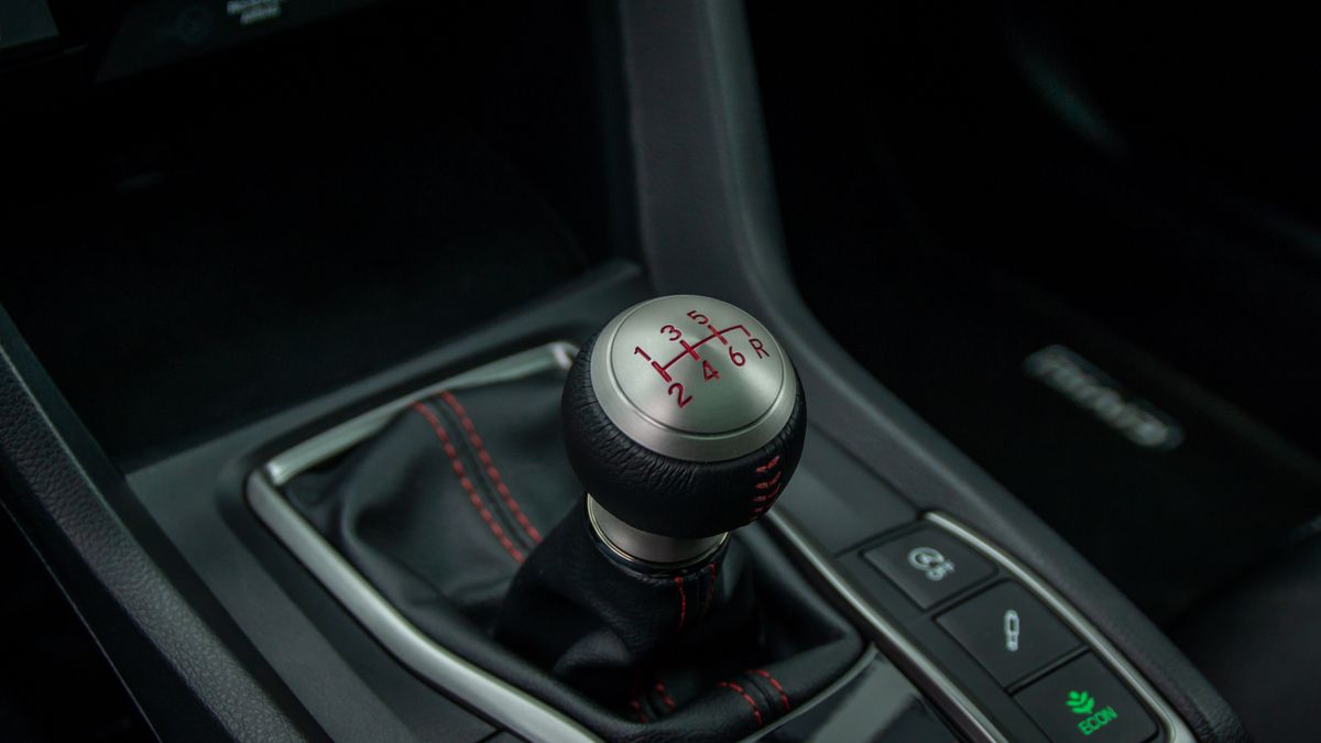 Kierowcy z manualną skrzynią często popełniają błąd
