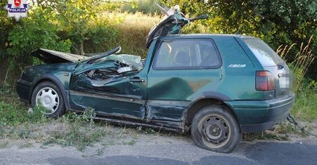 Volkswagen wypadł z drogi i uderzył w drzewo. Nie żyje kierowca
