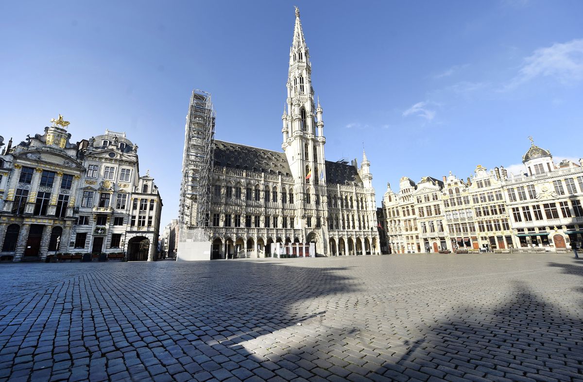 Druga fala epidemii koronawirusa spowodowała, że Belgia wprowadziła wiele ograniczeń, a popularne place miast szybko opustoszały