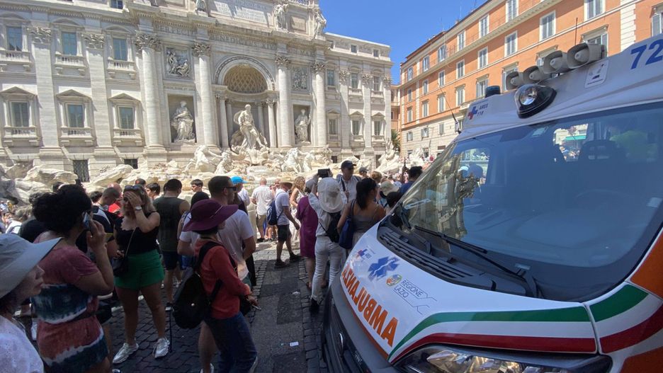 Hot weather and heatwave across Italy
epa11443160 An ambulance evacuates two tourists who had fainted due to the heat, in Piazza Fontana di Trevi, in Rome, Italy, 28 June 2024. Italy expects a sunny weekend with decidedly hot temperatures, with peaks of 40-42°C in the south and 36°C in the centre-north.  EPA/LUCIANO DEL CASTILLO 
Dostawca: PAP/EPA.
LUCIANO DEL CASTILLO