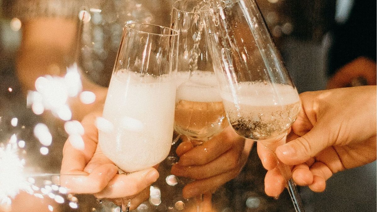 Wiele osób coraz częściej świadomie rezygnuje z hucznej imprezy noworocznej