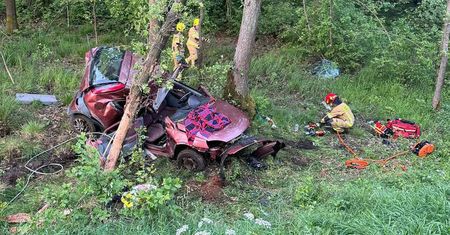 Opel owinął się wokół drzewa. Tragiczny wypadek na Mazowszu
