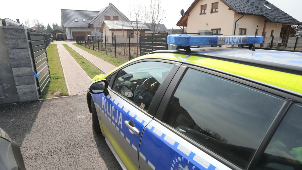 Domowa strzelanina w podwroc?awskich Prusicach
29.03.2025 WROCLAW
GAZETA WROCLAWSKA
DOLNY SLASK, PRUSICE POD TRZEBNICA, UL. SOSNOWA 18, FUNKCJONARIUSZ STRAZY WIEZIENNEJ STRZELAL DO RODZINY. DWIE OSOBY NIE ZYJA: JEGO CORKA I TESCIOWA, DWIE SA CIEZKO RANNE W STANIE KRYTYCZNYM, 
JAROSLAW JAKUBCZAK/POLSKA PRESS
MIEJSCE TRAGEDII POLICJA DOM SLEDCZY ROWEREK
JAROSLAW JAKUBCZAK/POLSKA PRESS