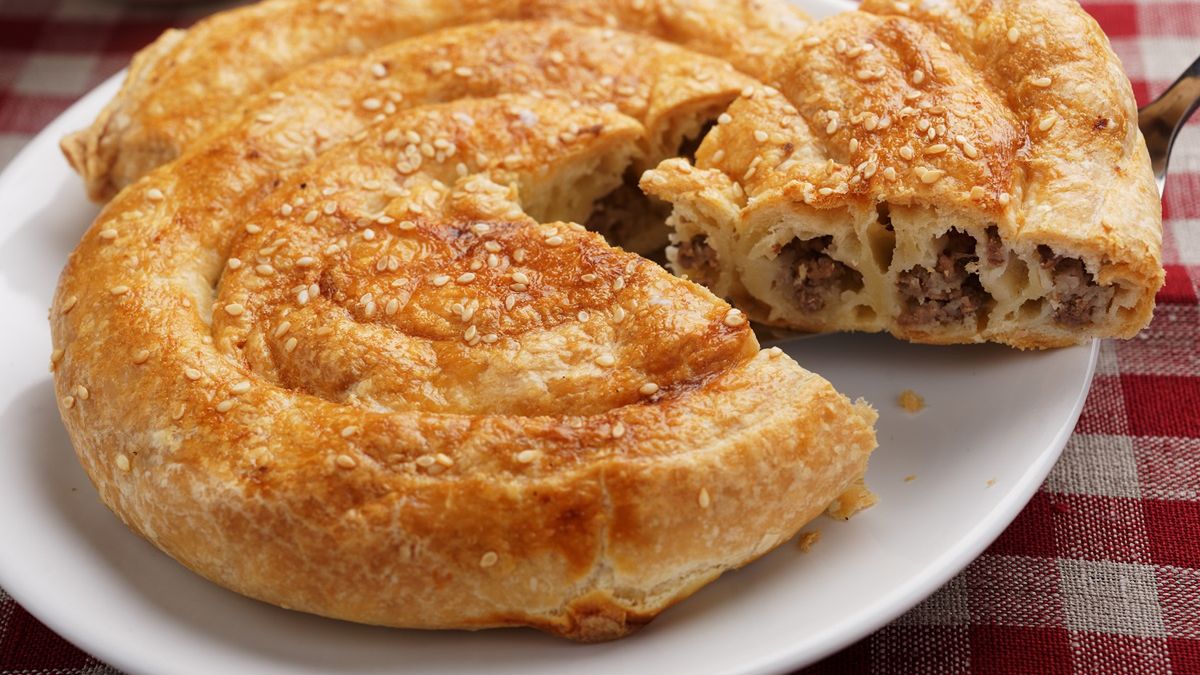 Przekąska, którą kupisz na każdym rogu. Z mięsnym farszem smakuje wyśmienicie