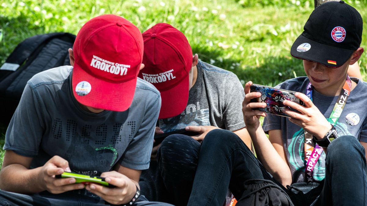 East News archiwum6
Fot. Magda Pasiewicz/East News Wroclaw, 18.07.2019. Dzieci grajace na smartfonach.
Magda Pasiewicz