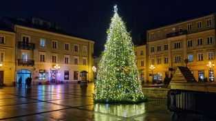 Piotrków Trybunalski: Świąteczna choinka rozświetli Rynek Trybunalski. Rodzinne świętowanie na starówce zaplanowano w sobotę, 6 grudnia.