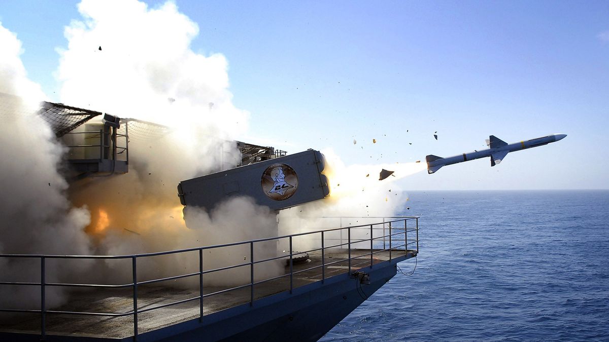 Amerykański okręt USS Abraham Lincoln wystrzeliwuję rakietę Sea Sparrow. Pociski te mają niebawem trafić do Ukrainy 