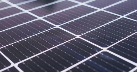 Ten robot wyczyści panele za ciebie. Tanio i bezpiecznie