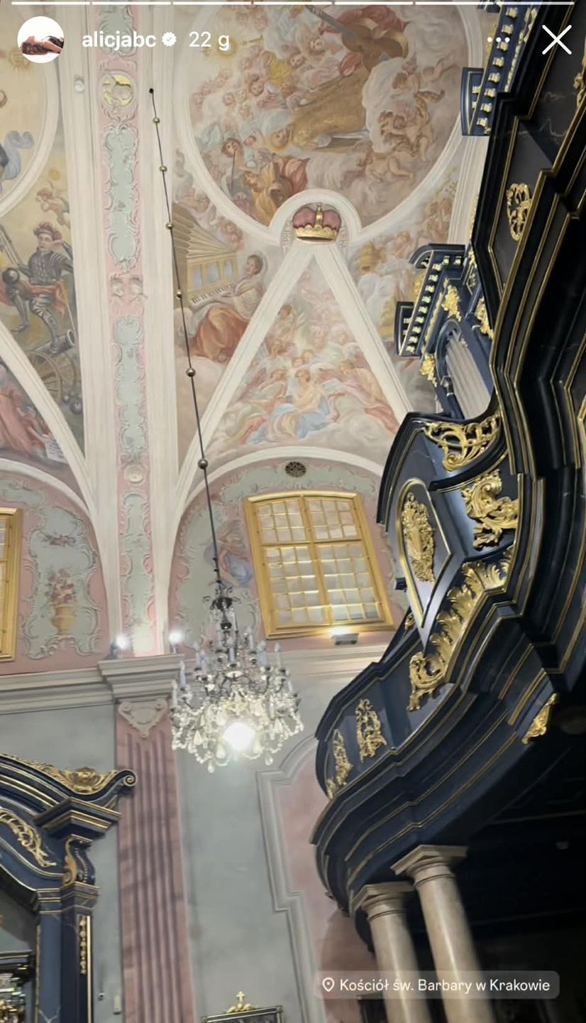 Alicja Bachleda-Curuś włóczy się uliczkami Krakowa w synem