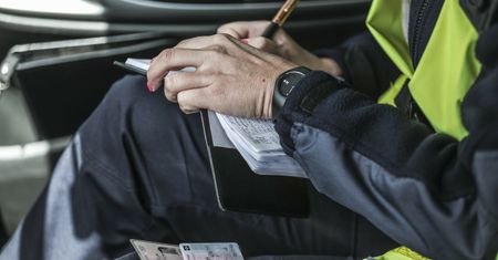 Uważaj z zakładaniem okularów do auta. Możesz dostać mandat