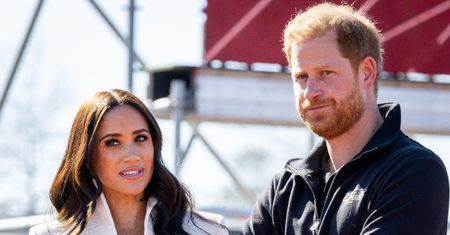 Naszyjnik, który Meghan Markle otrzymała od Harry'ego, wywołał AFERĘ w rodzinie królewskiej! Ujawniono jej rozmowę z doradcą royalsów