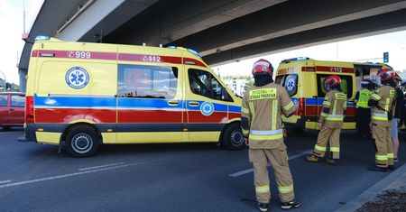 Lekarze przegrali walkę o życie 24-latki. Tragiczny finał potrącenia przez trolejbus na ul. Jana Pawła II
